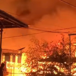 BREAKING NEWS: Kebakaran Hebat di Polman, Puluhan Rumah Warga Hangus Terbakar