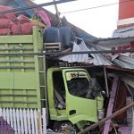 Truk Hino Seruduk Halaman Rumah Warga di Majene