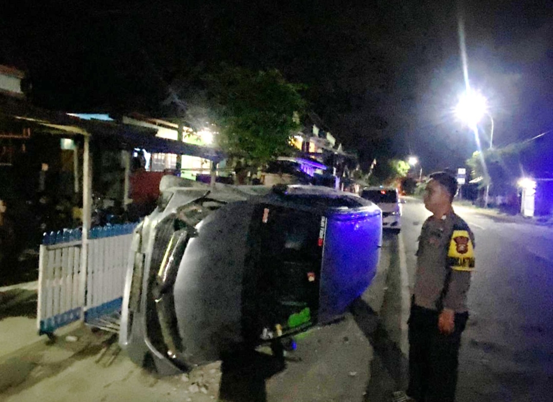 Minibus Hantam Dua Rumah di Majene, Dua Orang Terluka