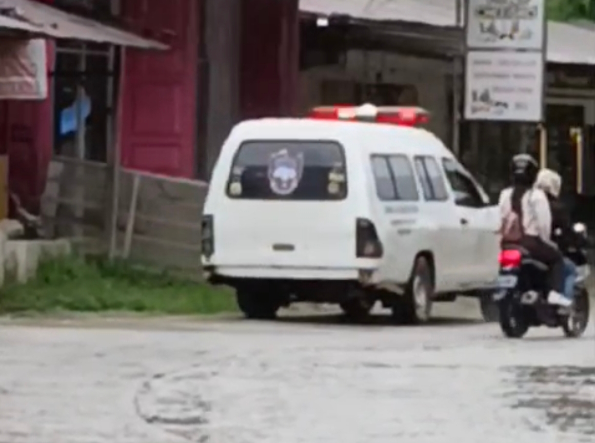 VIRAL! Video Ambulans di Mamasa Nekat Jalan dengan Ban Kempes, Netizen Mengecam