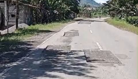 Kondisi Jalan Trans Sulawesi di Mamuju Tengah Buruk dan Dikeluhkan Warga