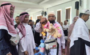 Tiba di Kampung Halaman, Jemaah Haji Mamuju Tengah Tampil Nyentrik dengan Busana Khas Bugis