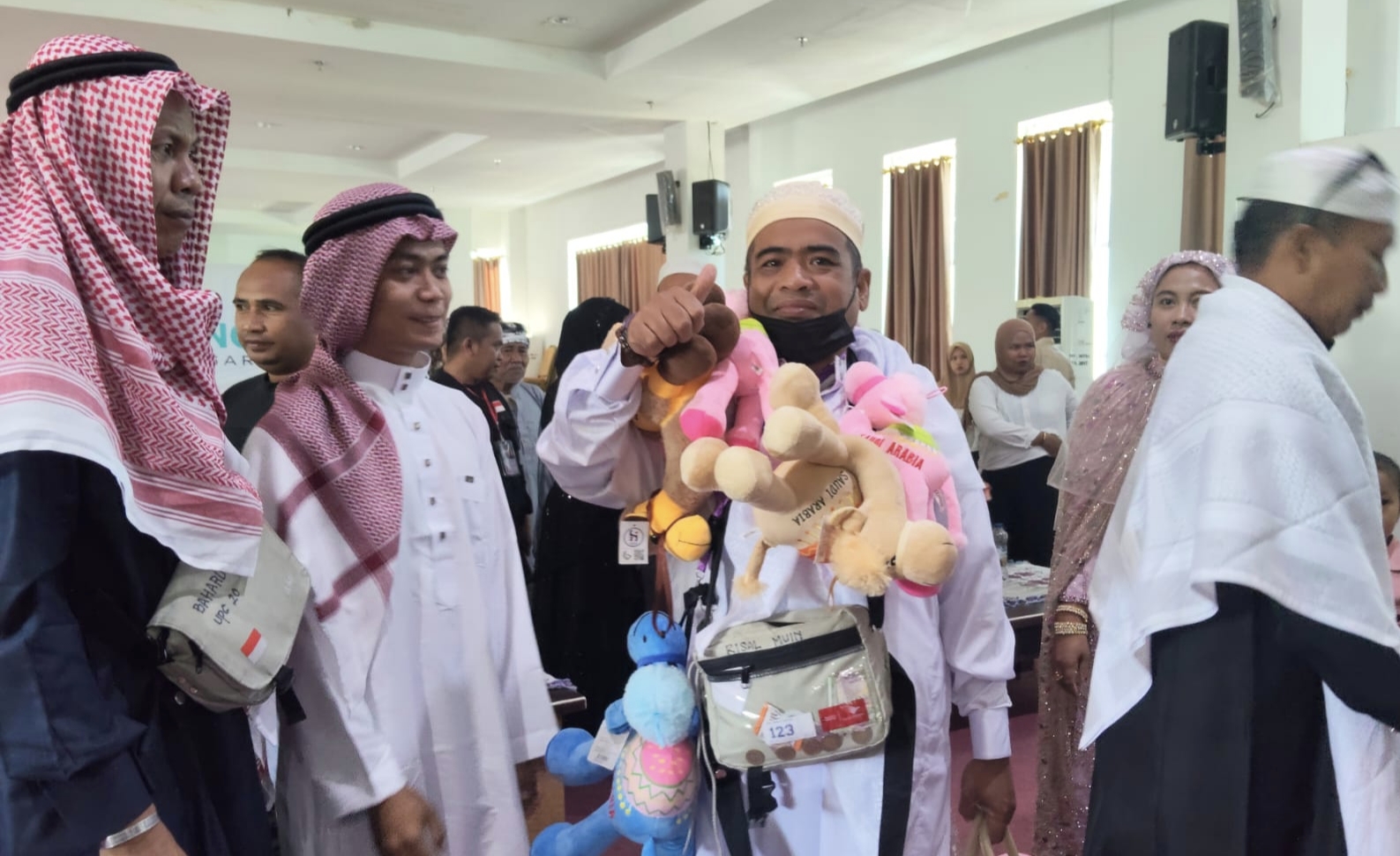 Tiba di Kampung Halaman, Jemaah Haji Mamuju Tengah Tampil Nyentrik dengan Busana Khas Bugis