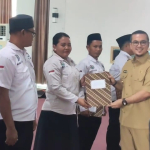 Bupati Mamuju Tengah Serahkan SK NIPD ke Perangkat Desa
