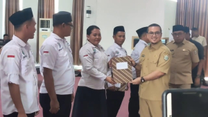 Bupati Mamuju Tengah Serahkan SK NIPD ke Perangkat Desa