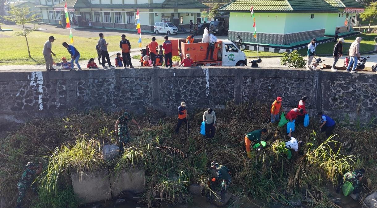 Kodim 1428/Mamasa Bersama Pemda Gelar Karya Bakti Pembersihan Sungai