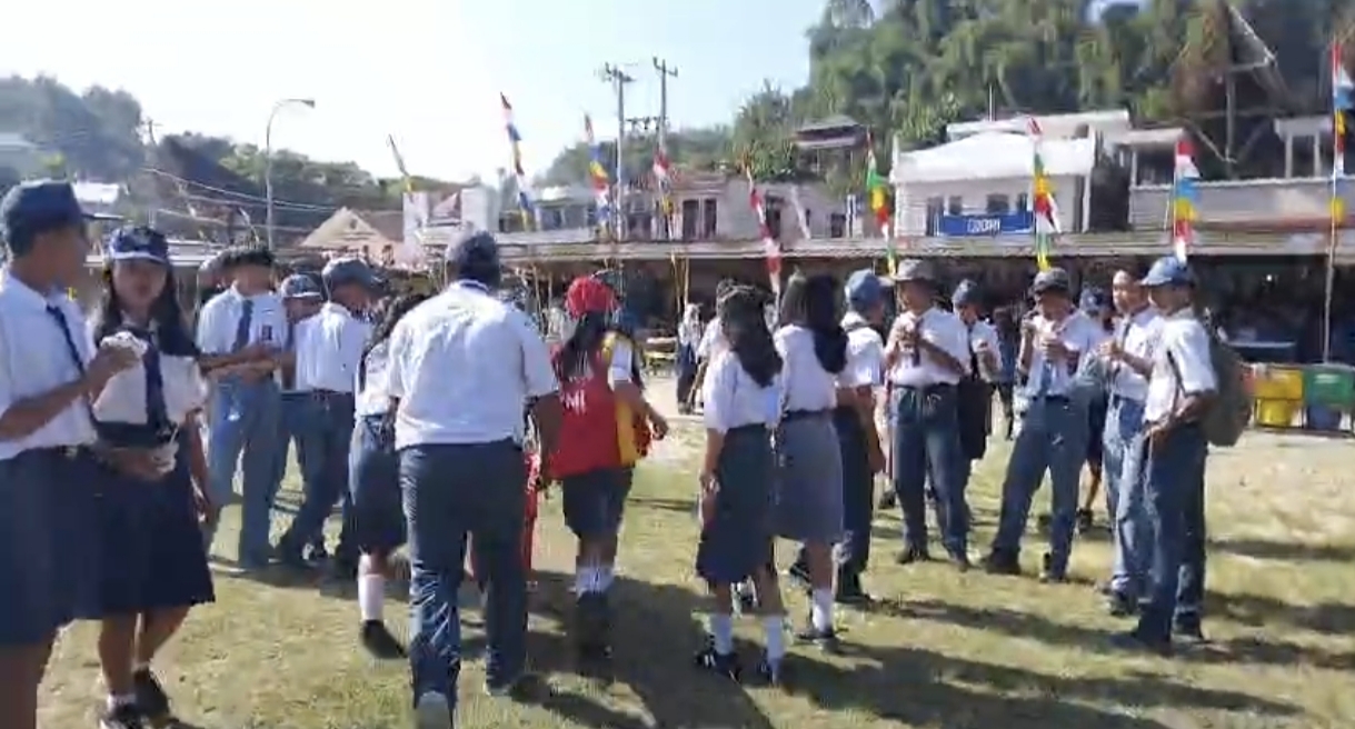 BREAKING NEWS:Belum Upacara HUT RI ke-81 Dimulai, Seorang Siswa Pingsan di Lapangan Tribun Kondosapata