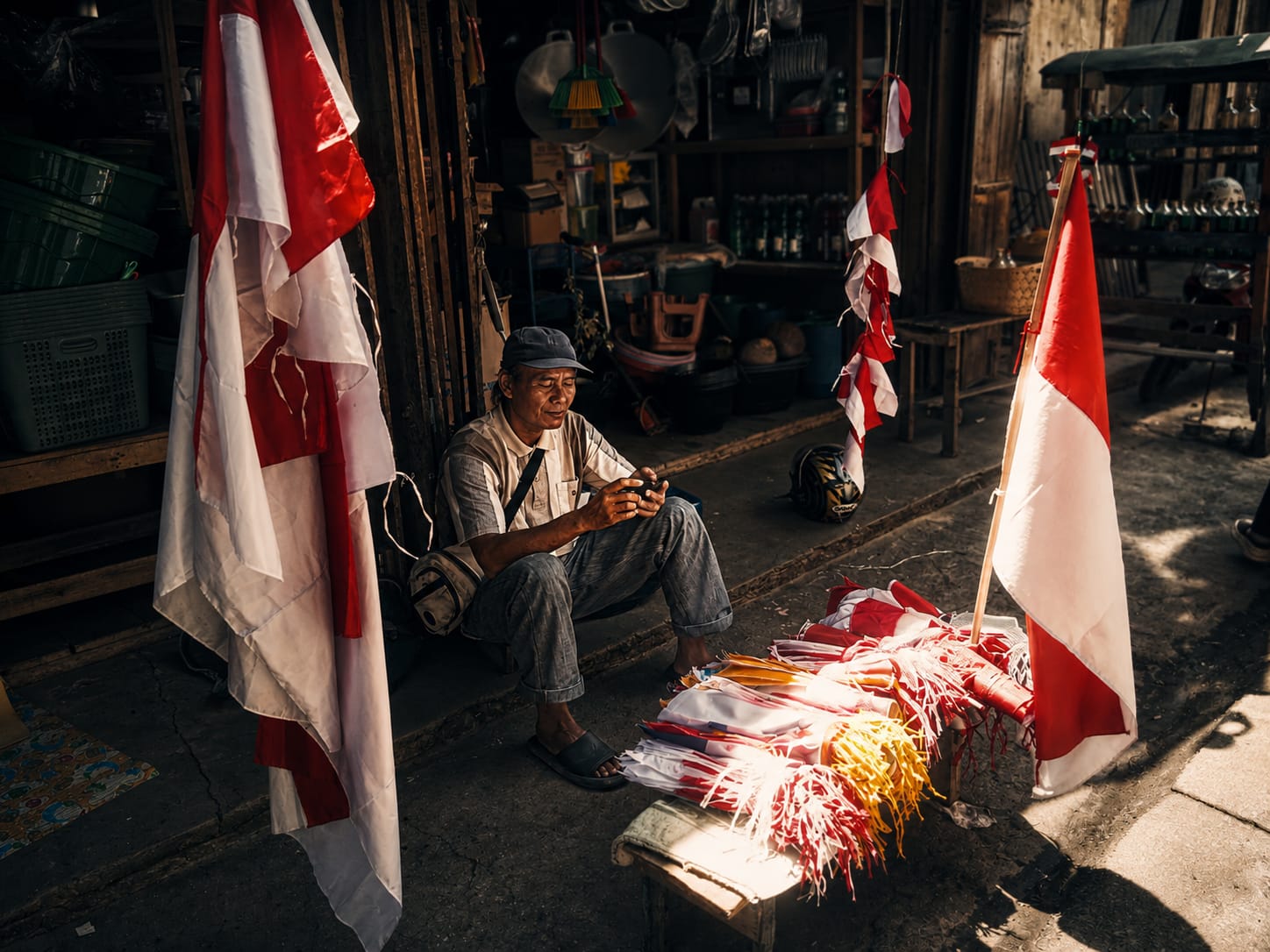 Dari Garut, Basor Mengais Rezeki dari Bendera Merah Putih di Mamasa