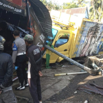Diduga Sopir Mengantuk, Truk Hantam Tiga Rumah di Majene