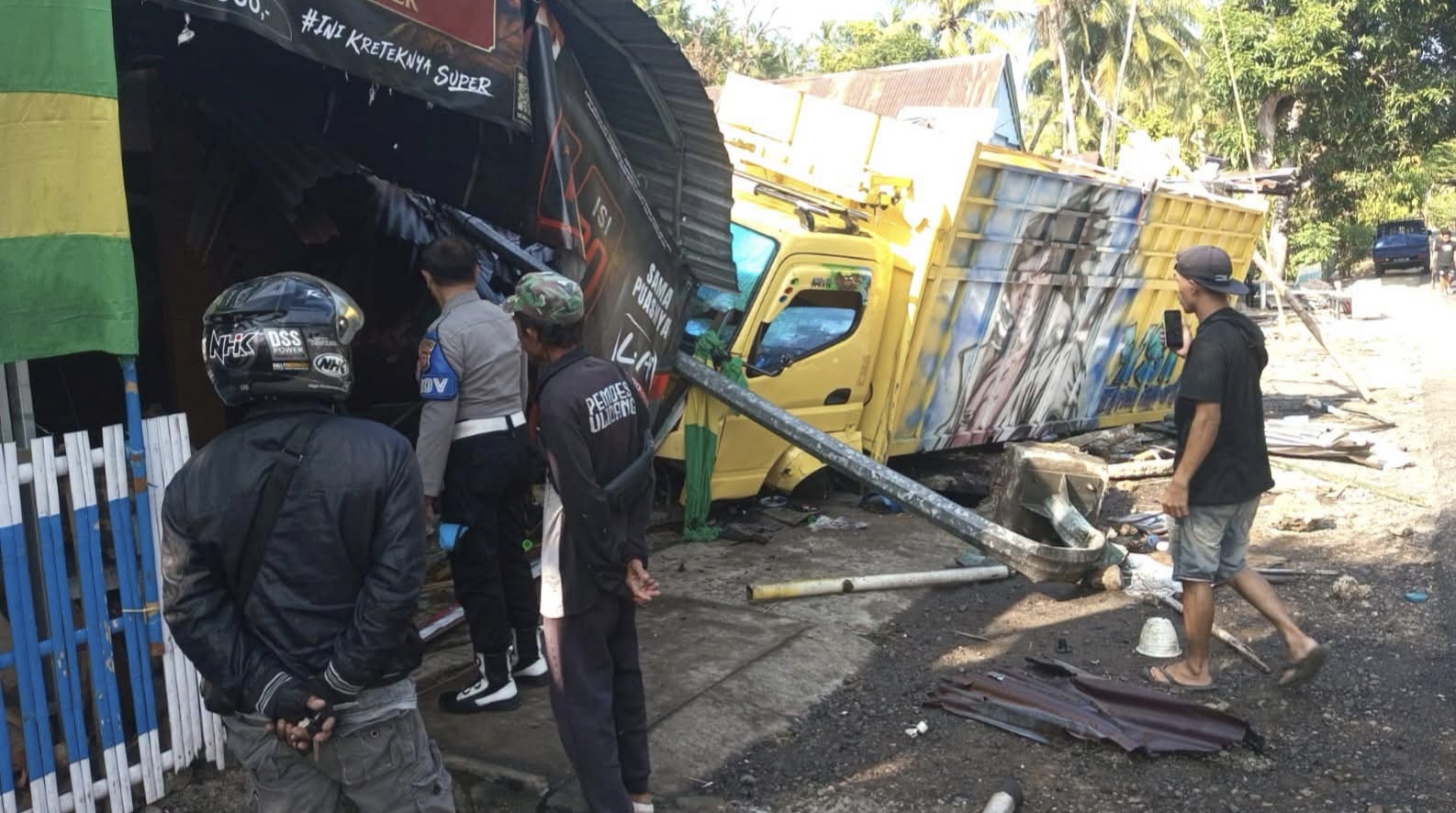 Diduga Sopir Mengantuk, Truk Hantam Tiga Rumah di Majene