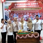 DPMPTSP Mamuju Tengah Beri Penghargaan kepada Tujuh Pegawai Teladan