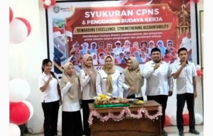 DPMPTSP Mamuju Tengah Beri Penghargaan kepada Tujuh Pegawai Teladan