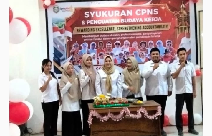 DPMPTSP Mamuju Tengah Beri Penghargaan kepada Tujuh Pegawai Teladan