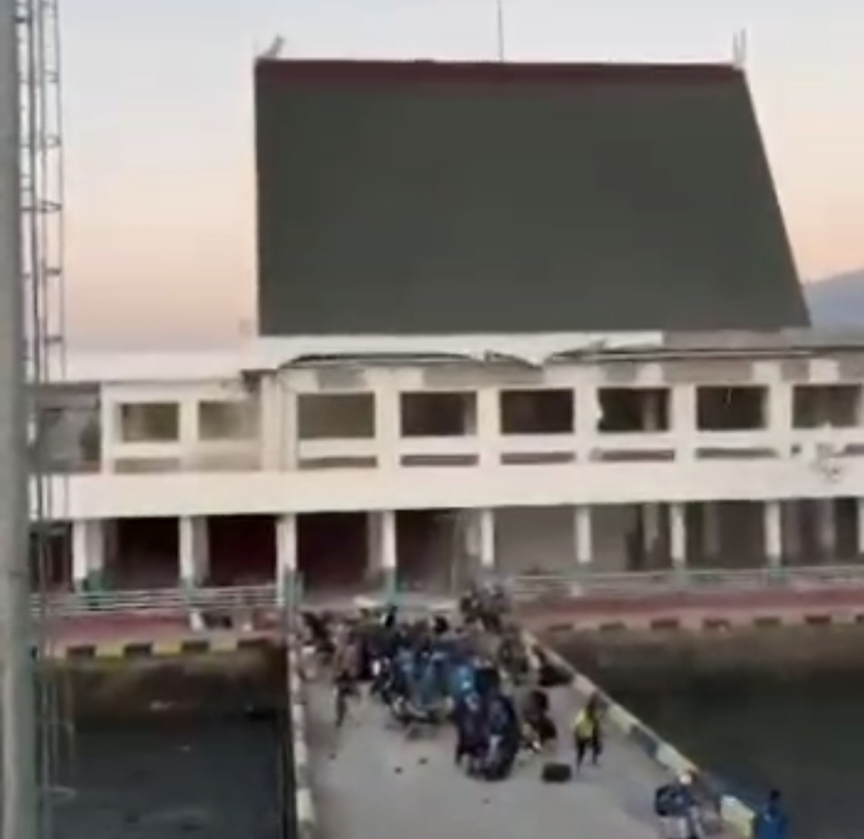 Gempa M7,7 Guncang Flores, Ruang Tunggu Pelabuhan Lorens Say Maumere Roboh