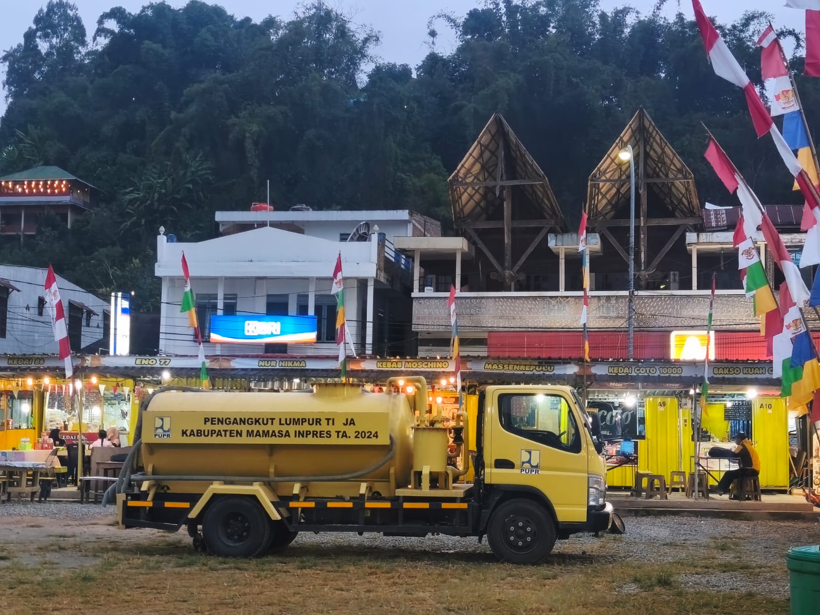 Mobil Pengangkut Lumpur Tinja Diparkir di Area UMKM Kondosapata, Pengunjung Keluhkan Pemandangan