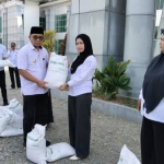 Pemkab Mateng Salurkan 81,7 Ton Beras untuk 2.726 Warga Topoyo