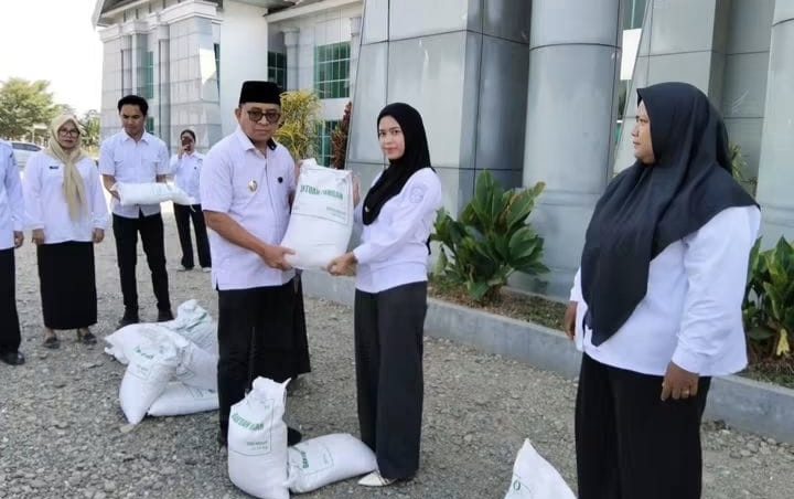 Pemkab Mateng Salurkan 81,7 Ton Beras untuk 2.726 Warga Topoyo