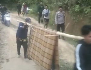 Potret Buram Akses Jalan di Pelosok Mamasa, Lansia Sakit Harus Ditandu 8 Kilometer ke Fasilitas Kesehatan