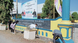 Sambut Penilaian Kebersihan Antar-OPD, Dinas PUPR Majene Bersih-Bersih Lingkungan