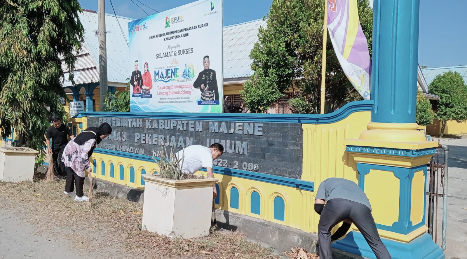 Sambut Penilaian Kebersihan Antar-OPD, Dinas PUPR Majene Bersih-Bersih Lingkungan
