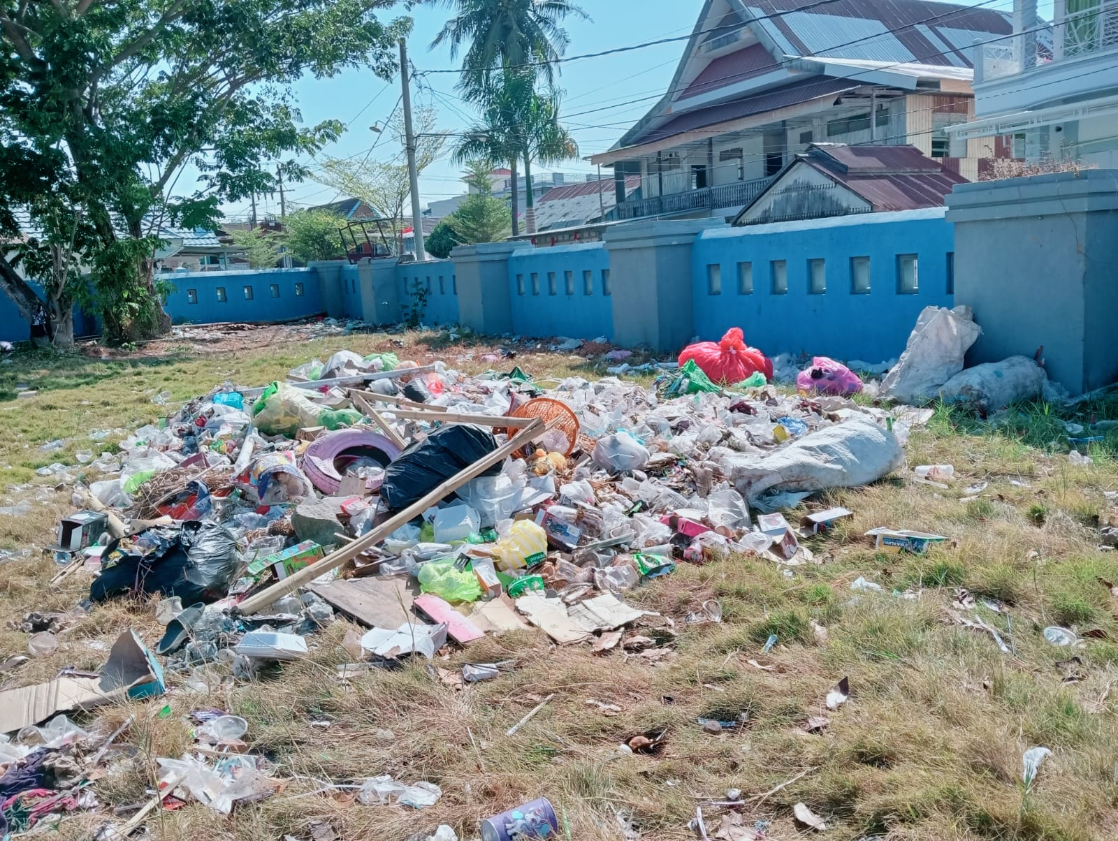 Slogan “Majene Mapaccing”, Stadion Prasamya Malah Jadi TPA