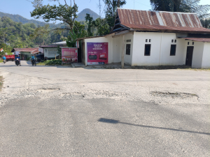 Ada Jalan Berlubang di Jantung Kota Mambi, Warga Minta Segera Diperhatikan