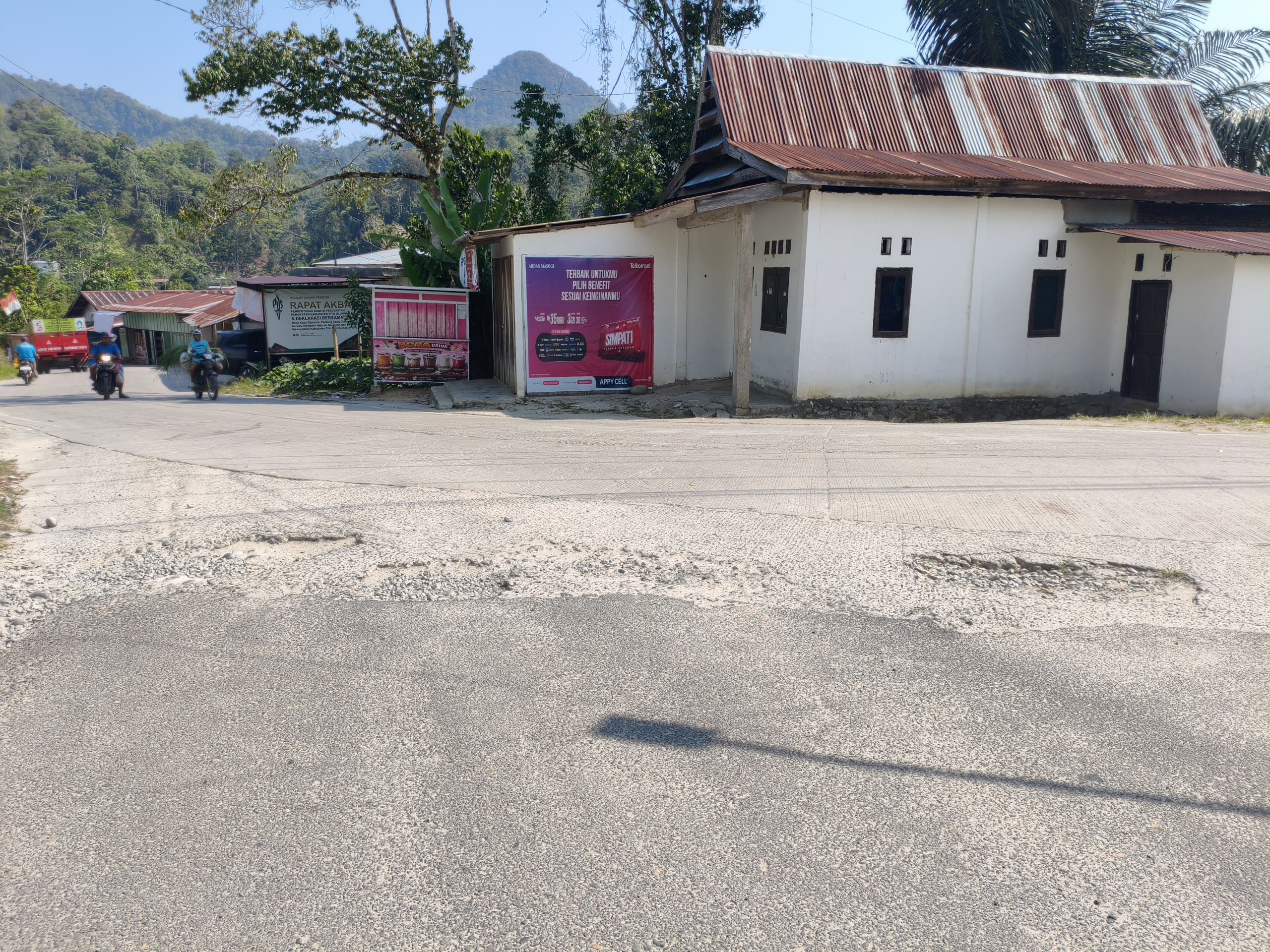 Ada Jalan Berlubang di Jantung Kota Mambi, Warga Minta Segera Diperhatikan