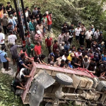 BREAKING NEWS: Dua Kendaraan Kecelakaan di Ujung Jembatan Mambi, Satu Terjun ke Pinggir Sungai