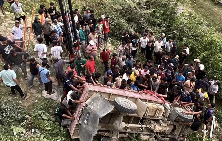 BREAKING NEWS: Dua Kendaraan Kecelakaan di Ujung Jembatan Mambi, Satu Terjun ke Pinggir Sungai