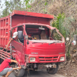 Truk Pemuat Sawit di Mamuju Tengah Terjun Ke Jurang Sedalam 10 Meter