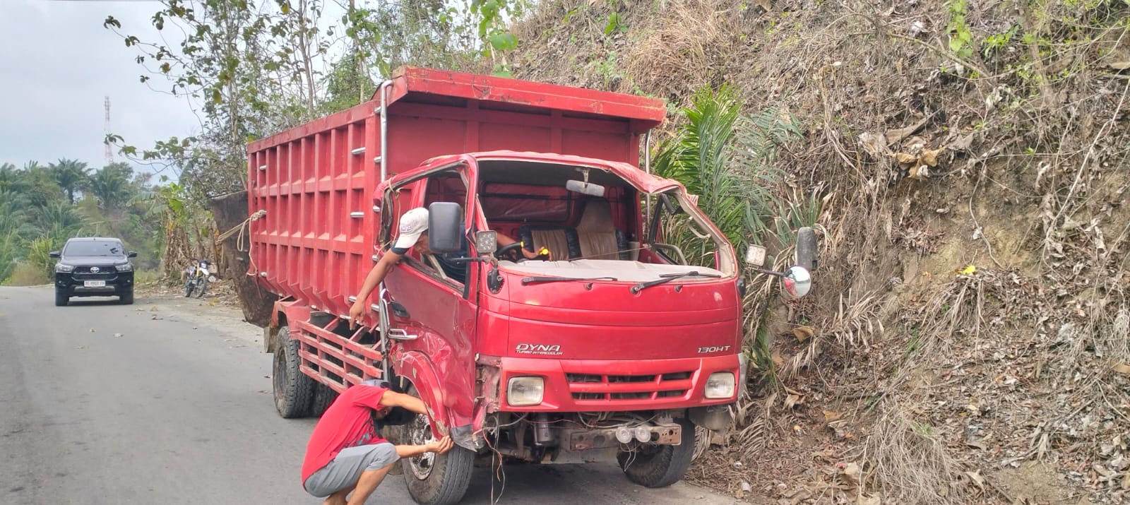 Truk Pemuat Sawit di Mamuju Tengah Terjun Ke Jurang Sedalam 10 Meter