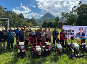 Andri Prayoga Singkarru Bagikan Puluhan Alsintan di Mamasa