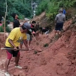 Pakai Alat Seadanya, Warga Bambang Gotong Royong Bersihkan Material Longsor 