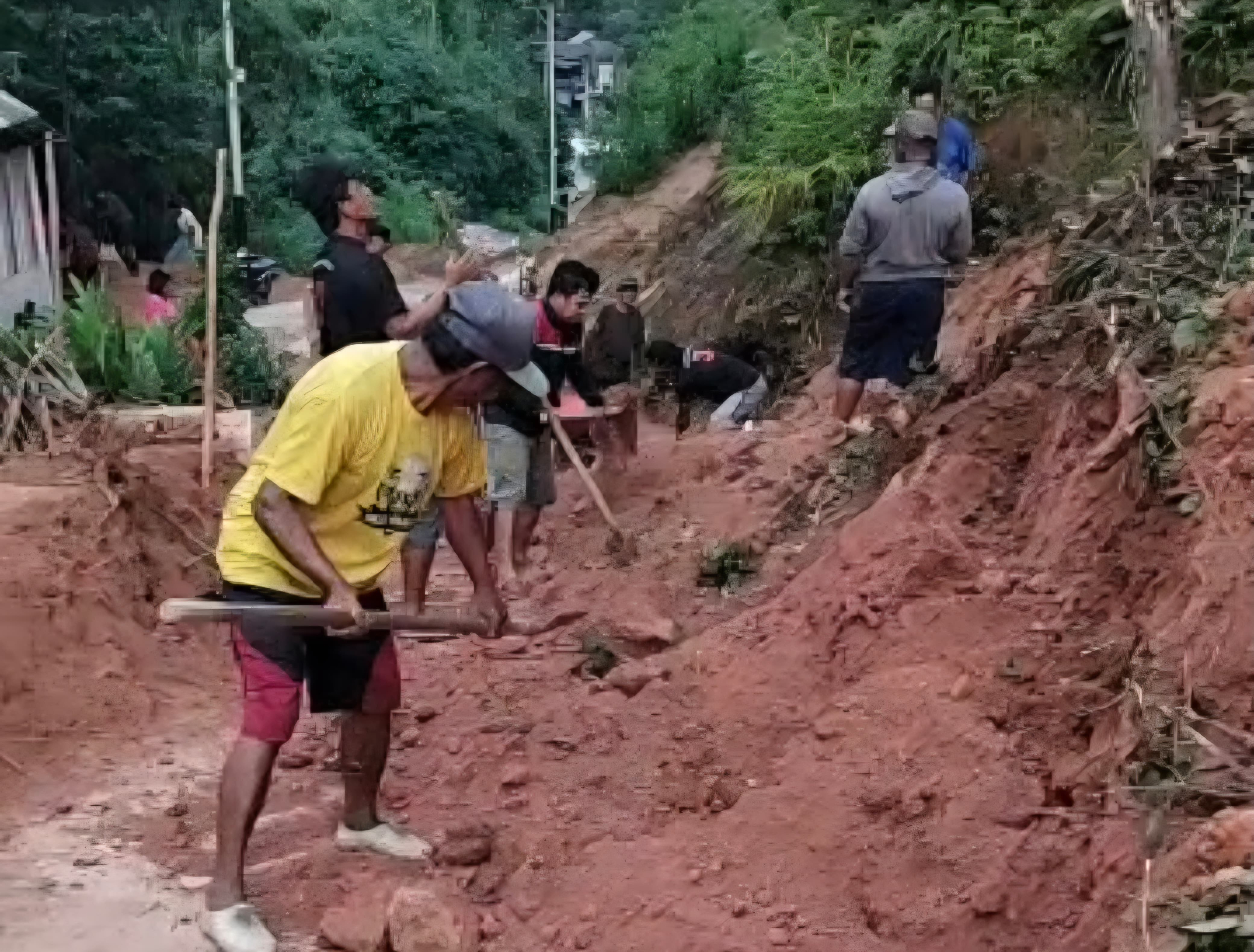 Pakai Alat Seadanya, Warga Bambang Gotong Royong Bersihkan Material Longsor 