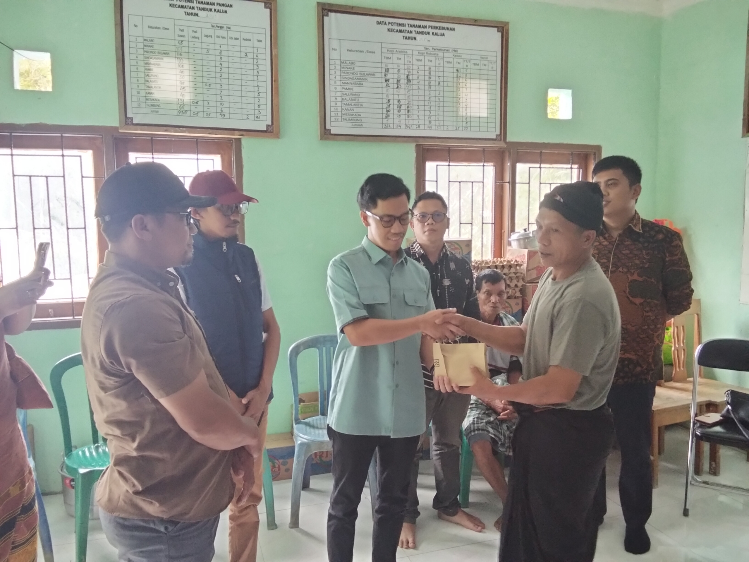 Kunjungi Korban Kebakaran di Mamasa, Sulfikar Salurkan Santunan Pribadi