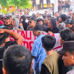 Ribuan Warga Geruduk Kantor DPRD Enrekang Tolak Keras Rencana Tambang Emas