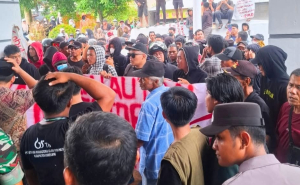 Ribuan Warga Geruduk Kantor DPRD Enrekang Tolak Keras Rencana Tambang Emas