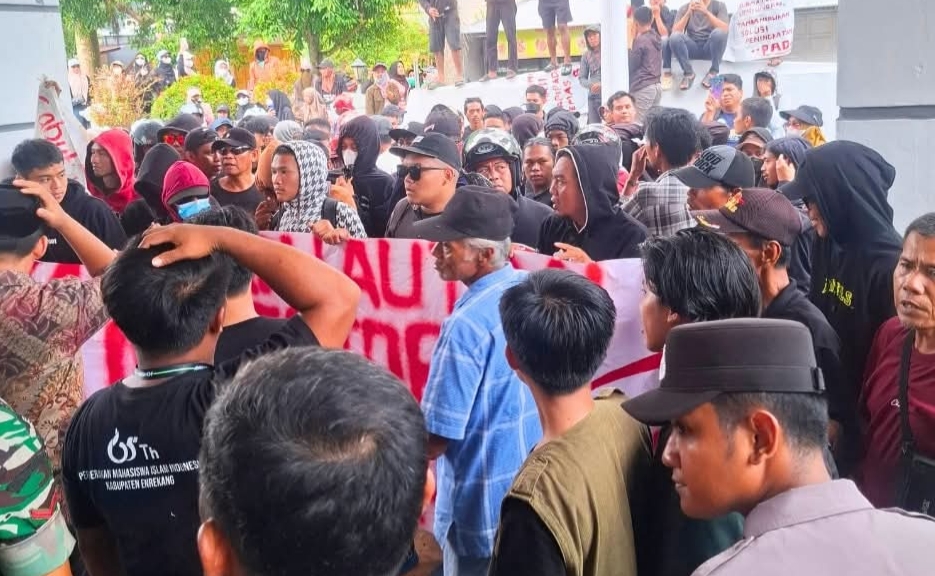 Ribuan Warga Geruduk Kantor DPRD Enrekang Tolak Keras Rencana Tambang Emas