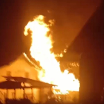 BREAKING NEWS: Kebakaran Hebat Terjadi di Mamasa, Satu Rumah Warga Dilalap Api