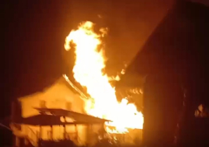 BREAKING NEWS: Kebakaran Hebat Terjadi di Mamasa, Satu Rumah Warga Dilalap Api