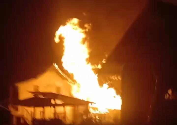 BREAKING NEWS: Kebakaran Hebat Terjadi di Mamasa, Satu Rumah Warga Dilalap Api