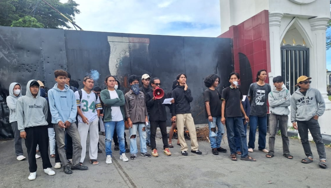 Bawah Tiga Tuntutan, Puluhan Mahasiswa Mamasa Demo di Kantor Gubernur Sulbar dan Kejati 