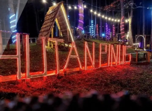 Kampung Natal Tondok Bakaru Mamasa, Oase Ekonomi Kreatif di Bawah Naungan Pinus