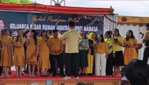 Momen Perayaan Natal, Wabub Mamasa Jadi Dirjen Paduan Suara di Rujab 