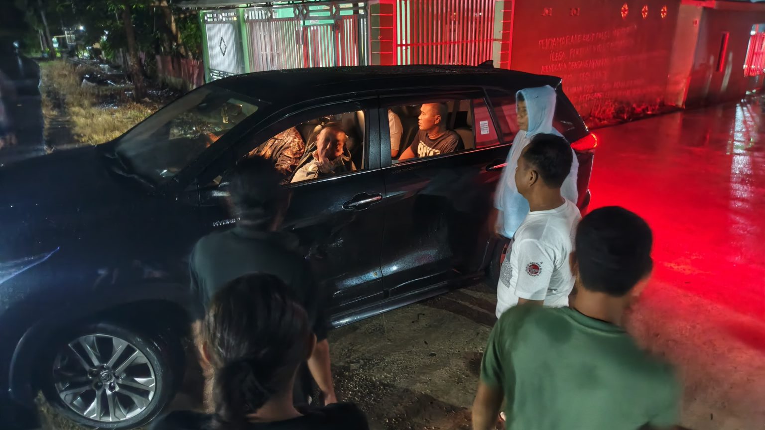 Blusukan di Tengah Banjir, Wagub Mayjend (Purn) Salim S. Mengga Buktikan Kepedulian ke Warga Desa Kenje