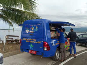 Dinas Perpusip Sulbar Laksanakan Layanan Perpustakaan Keliling di Area Pantai Wisata Pelabuhan Feri Simboro