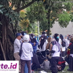 Diabaikan Kebijakan, Nakes dan Guru Honorer Menginap di Kantor Bupati Mamuju
