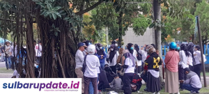 Diabaikan Kebijakan, Nakes dan Guru Honorer Menginap di Kantor Bupati Mamuju