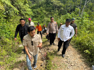 Bupati Mamasa Tinjau Jalan Ekstream Pamoseang Pangga, Perbaikan Dilakukan Bertahap