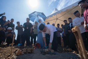 Peletakan Batu Pertama Masjid An-Nur Tanete Guru, Gubernur Sulbar Beri Semangat